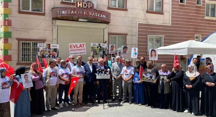 HDP önünde bekletilenlerin para kavgası