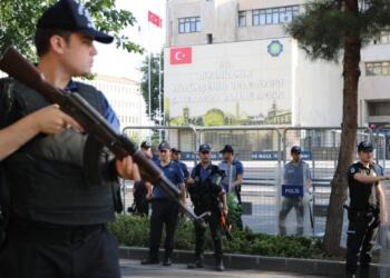 Eski kayyumun getirdiği daire başkanları görevden alındı