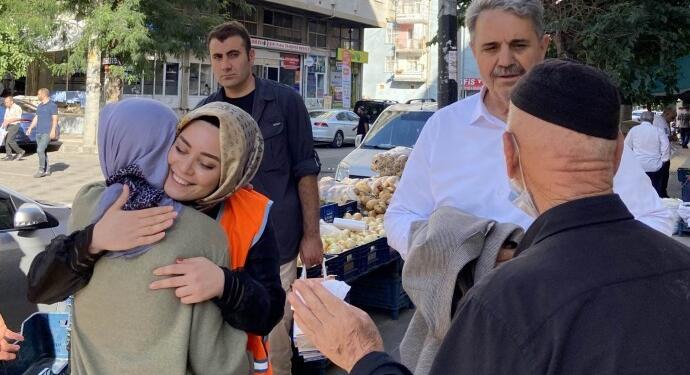 AKP’li ilçe başkanı polise parti broşürü taşıttı