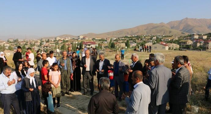 Yüksekova’da HDP’lilerin de katılımıyla mezarlıklar ziyaret edildi