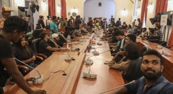 Sri Lanka’da halk istifalar gerçekleşmedikçe Saray’ı terk etmeyecek