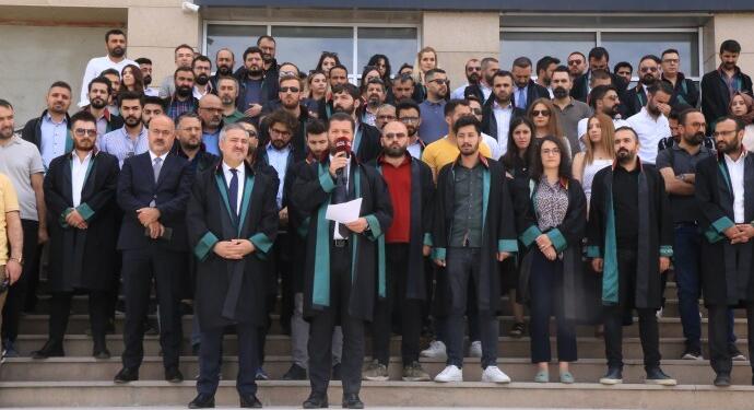 Avukatlar’dan eylem: Savunma susmadı, susmayacak