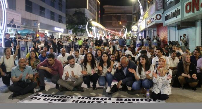 Van’da tecrit ve savaş politikalarına karşı meşaleli yürüyüş
