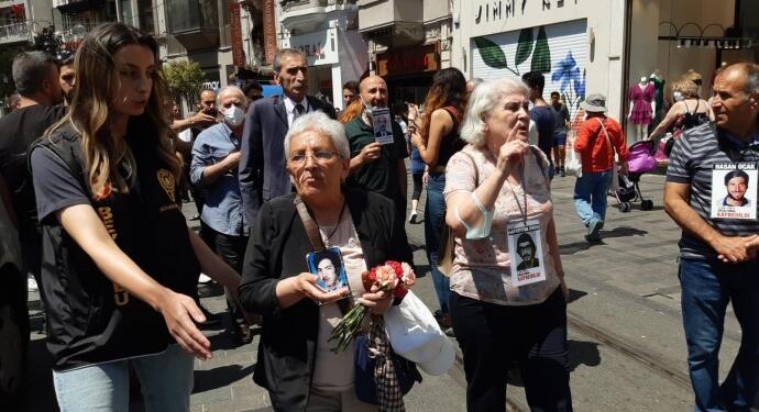 Cumartesi Anneleri Galatasaray Meydanı’na karanfil bıraktı