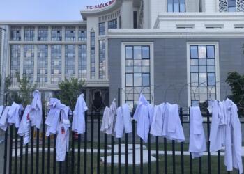 Sağlık emekçileri bakanlık önünden seslendi: Fahrettin Koca istifa