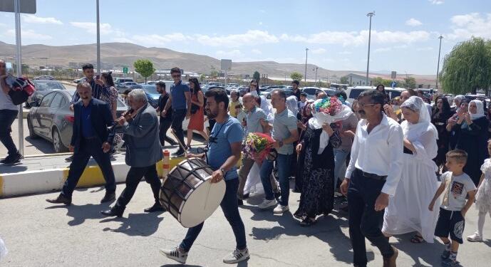 30 yıl sonra tahliye olan Babat Van’da zılgıtlarla karşılandı