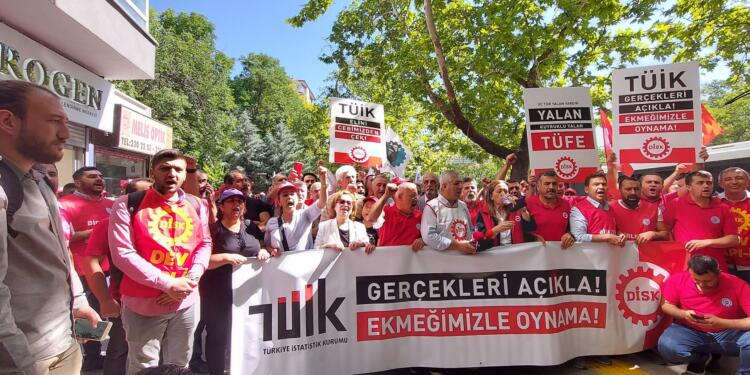 DİSK, TÜİK önünden seslendi: TÜİK gerçekleri açıkla