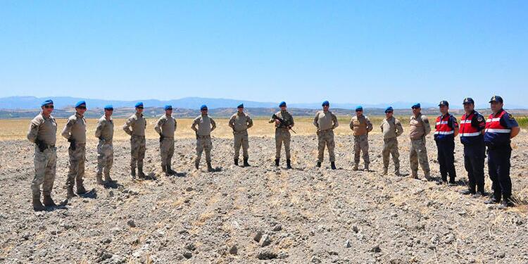 Kuruyan gölde asker nöbet tutuyor