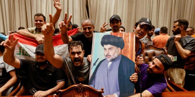 Sadr yanlıları Irak Meclis’ini bastı