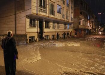 İstanbul’da ev ve işyerleri sular altında kaldı