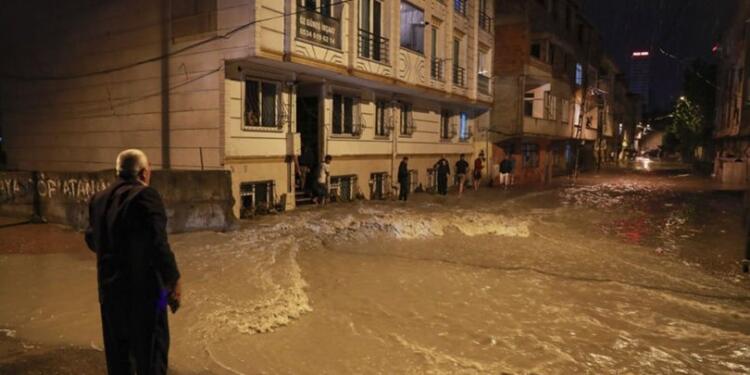 İstanbul’da ev ve işyerleri sular altında kaldı