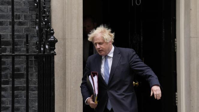 Boris Johnson istifa etti