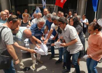 Kamu emekçileri ‘insanca yaşam’ için bordro yaktı