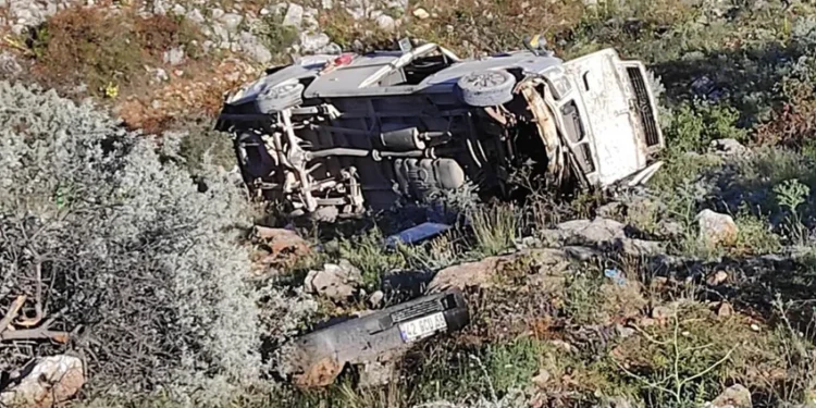 Tarım işçilerini taşıyan araç kaza yaptı: 2 ölü 17 yaralı