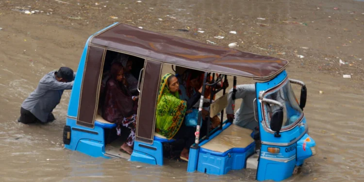 Pakistan’da muson selleri 312 can aldı