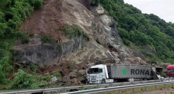 Kemalpaşa’da heyelan: 1 ölü 2 yaralı