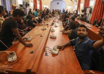 Sri Lanka cumhurbaşkanı istifa mektubunu imzaladı