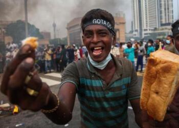 Sri Lanka’da halk isyanda: Konutu ateşe verilen başbakan istifa etti