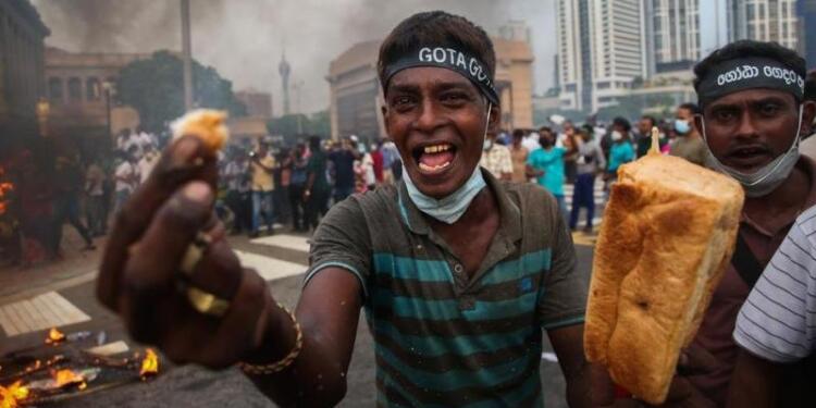 Sri Lanka’da halk isyanda: Konutu ateşe verilen başbakan istifa etti