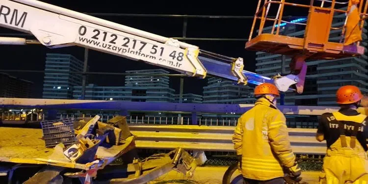 TEM’de çalışma yapan işçilere araç çarptı: 2 ölü, 5 yaralı