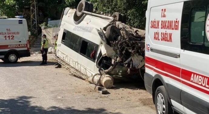 Tarım işçilerini taşıyan araç kaza yaptı: 4’ü ağır 27 yaralı