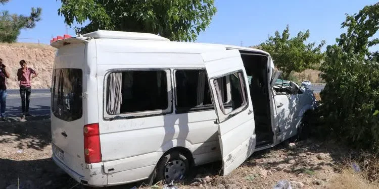 Urfa’da işçileri taşıyan minibüs devrildi: 18 yaralı