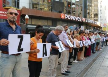 İzmir’de Zaxo Katliamı insan zinciri ile protesto edildi