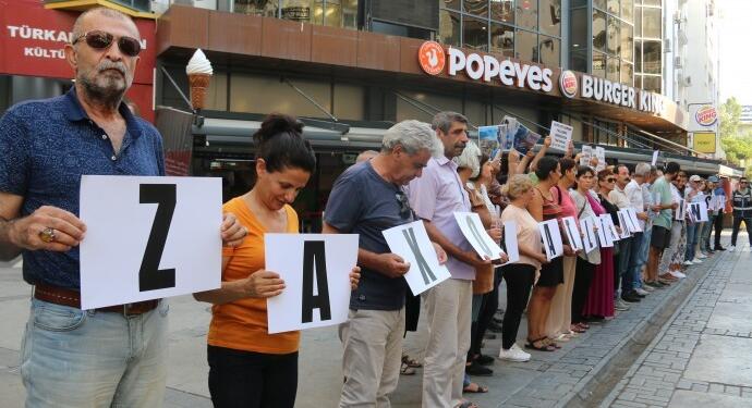 İzmir’de Zaxo Katliamı insan zinciri ile protesto edildi