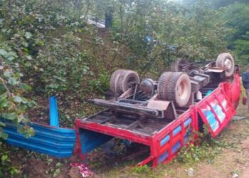 Fındık işçilerini taşıyan kamyonet devrildi: 13 yaralı