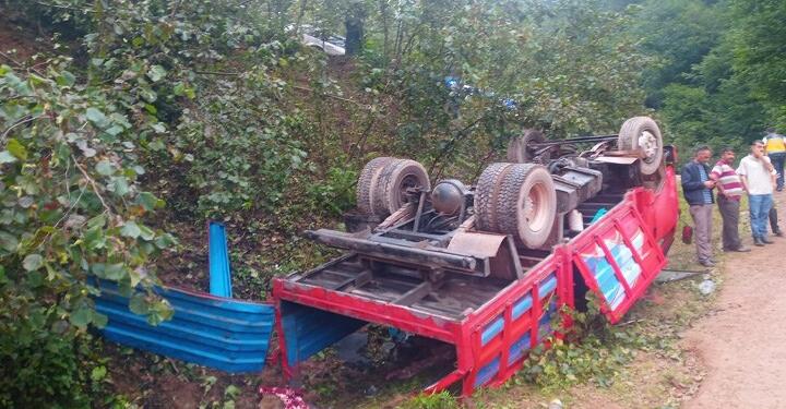 Fındık işçilerini taşıyan kamyonet devrildi: 13 yaralı