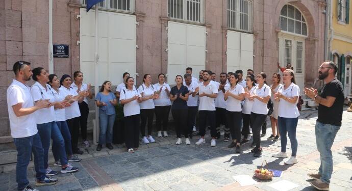 İzmir’de işten çıkarılan belediye işçileri eylemlerine devam ediyor