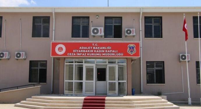 Tutuklu gazetecilere ‘niye zıpladınız’ tehdidi