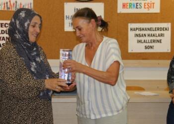 Oyuncu Sürer ödülünü Cumartesi Anneleri’ne verdi