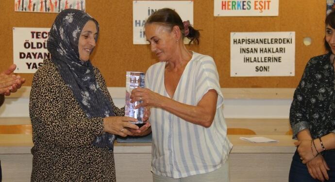 Oyuncu Sürer ödülünü Cumartesi Anneleri’ne verdi