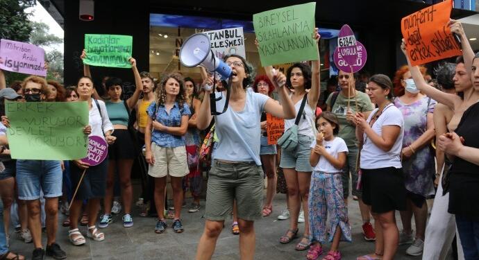 Kadınlar Mihriban Arduç’u katledildiği kafe önünde andı