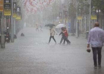 Marmara’da yağış: Trafik felç oldu, evlere su bastı