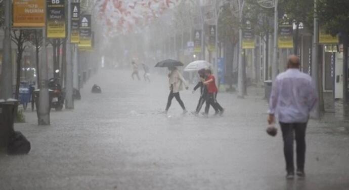 Marmara’da yağış: Trafik felç oldu, evlere su bastı