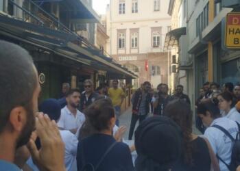 İzmir’de işlerine geri dönmek için mücadele eden işçilere polis engeli