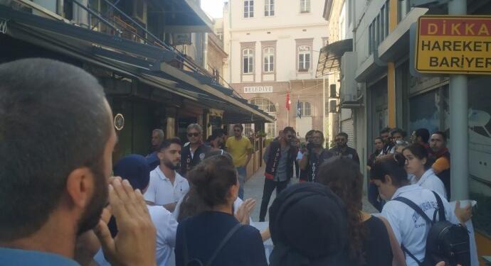 İzmir’de işlerine geri dönmek için mücadele eden işçilere polis engeli