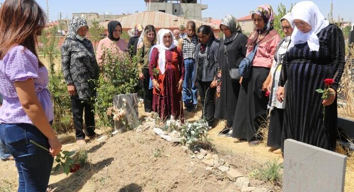 TJA, Ekin Wan’ı mezarı başında andı