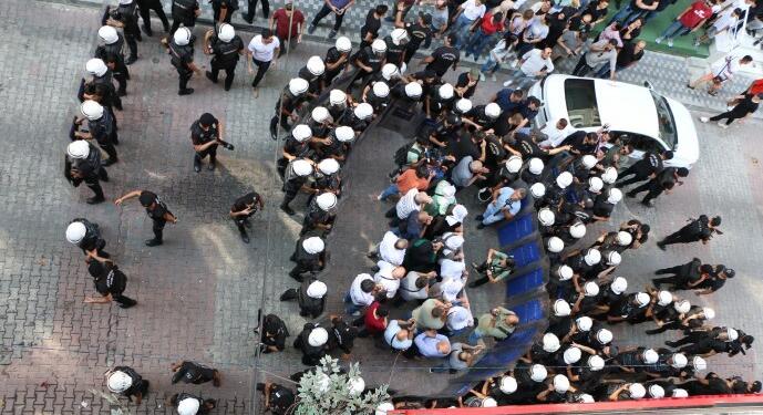 Adalet Nöbeti’ne saldırı: Bir anneye 9 plastik kelepçe takıldı