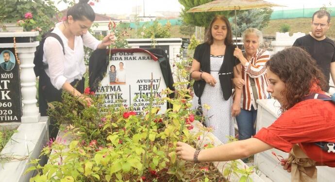 Avukat Ebru Timtik mezarı başında anıldı