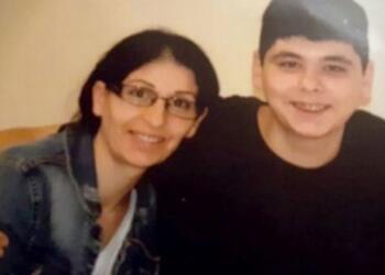 Çocuğu cezaevinde kendisi cezaevinin kapısında eylemde