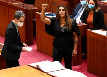 Aborjinlerin temsilcisi Lidia Thorpe yumruğunu kaldırıp ‘Kraliçeniz sömürgeci’ dedi