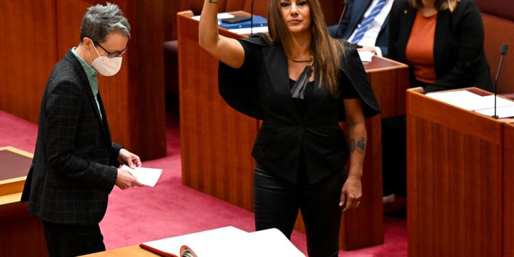 Aborjinlerin temsilcisi Lidia Thorpe yumruğunu kaldırıp ‘Kraliçeniz sömürgeci’ dedi