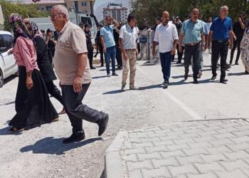 Adalet Nöbeti’nde polis engelleyince oturma eylemi yapıldı