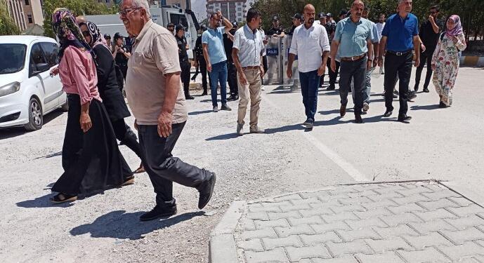Adalet Nöbeti’nde polis engelleyince oturma eylemi yapıldı