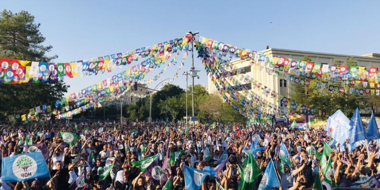 Diyarbakır’da on binler ‘Savaşa Hayır Barış Hemen Şimdi’ dedi