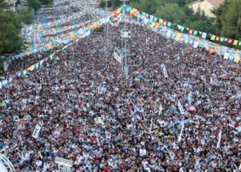 Diyarbakır İstasyon Meydanı mitinge hazır