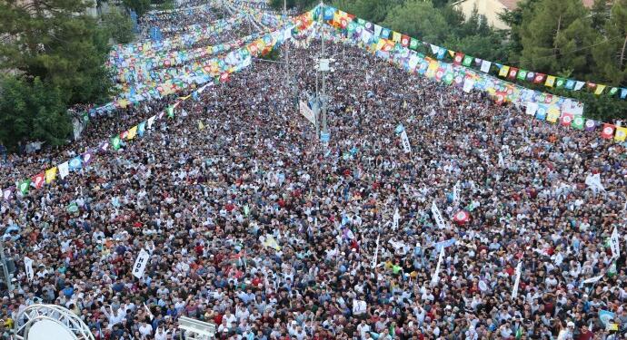 Diyarbakır İstasyon Meydanı mitinge hazır